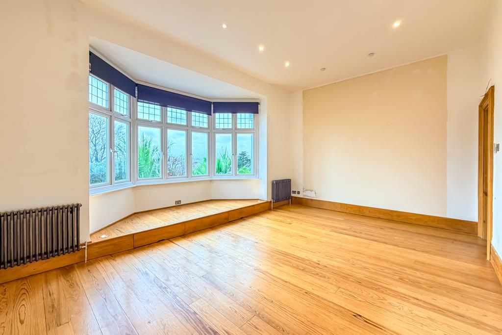 Property photo 3 of 23 Lounge