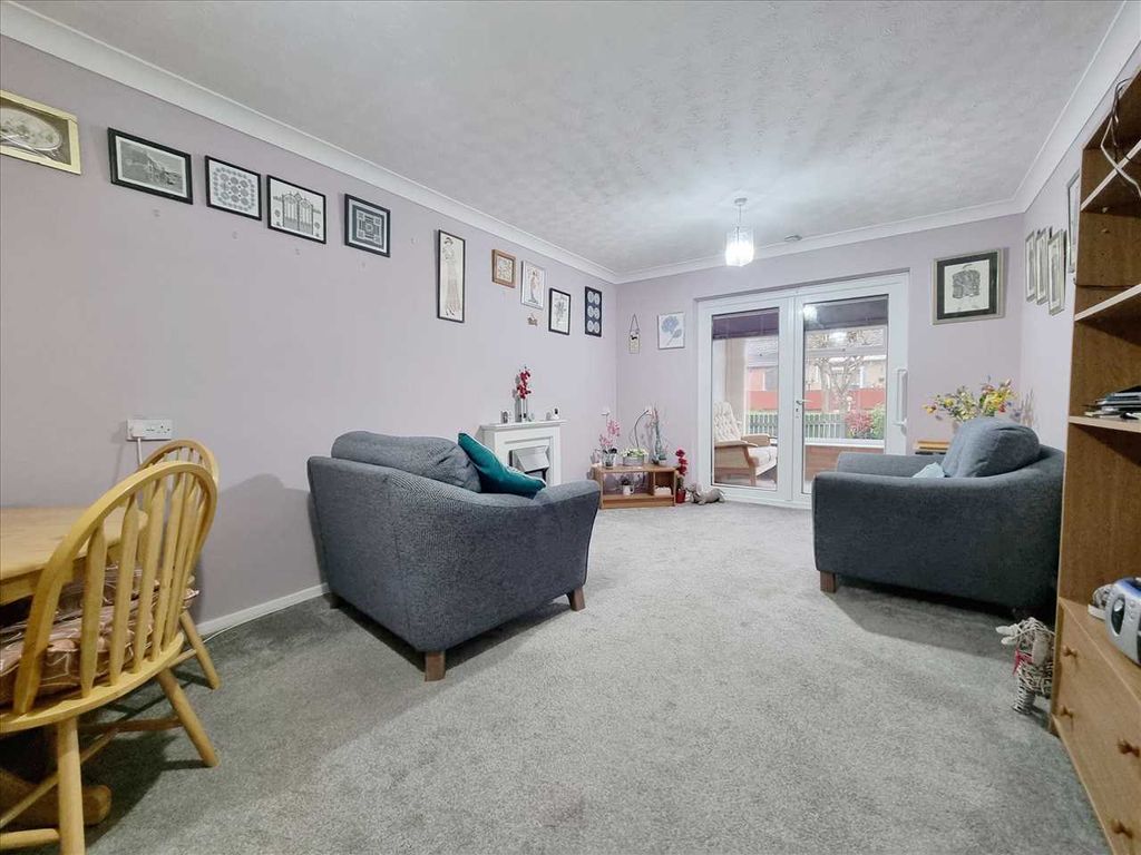 Property photo 3 of 7 Lounge: