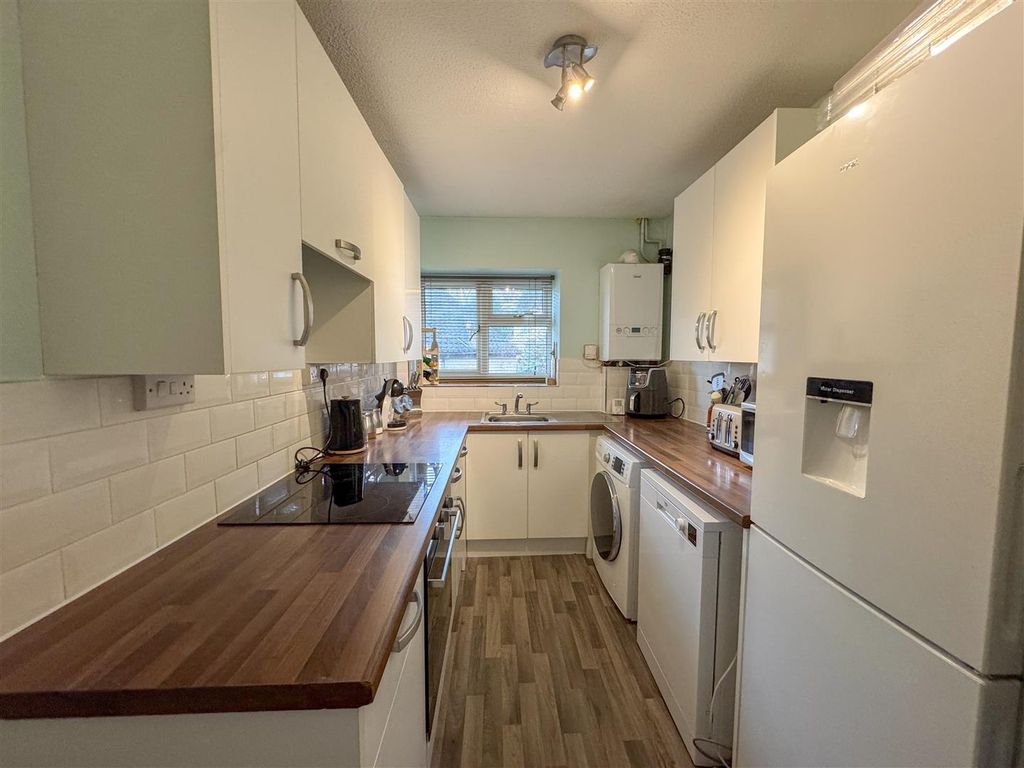 Property photo 3 of 10 Kitchen