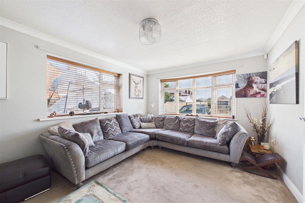 Property photo 2 of 15 Lounge