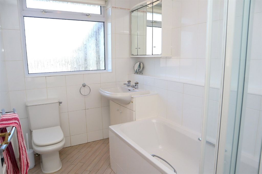 Property photo 3 of 21 Barthroom