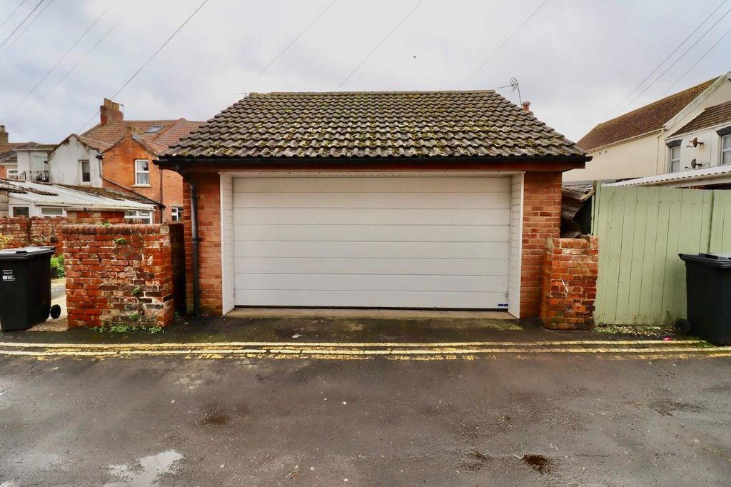 Property photo 2 of 19 Garage