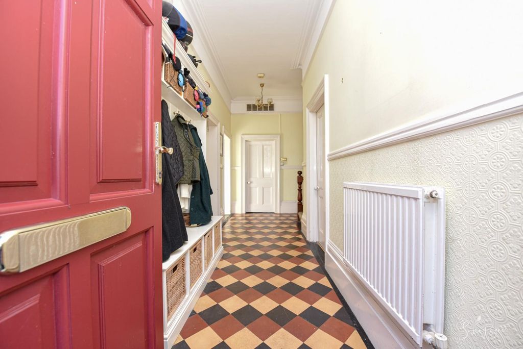 Property photo 3 of 33 Entrance Hall