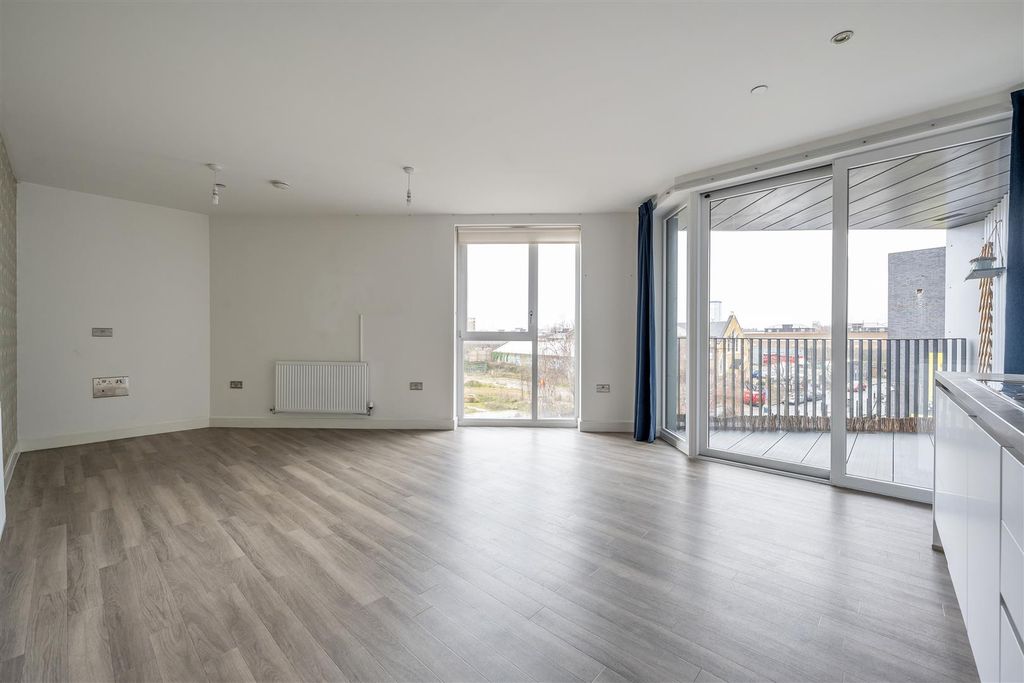 Property photo 2 of 16 Hart Yard, E3