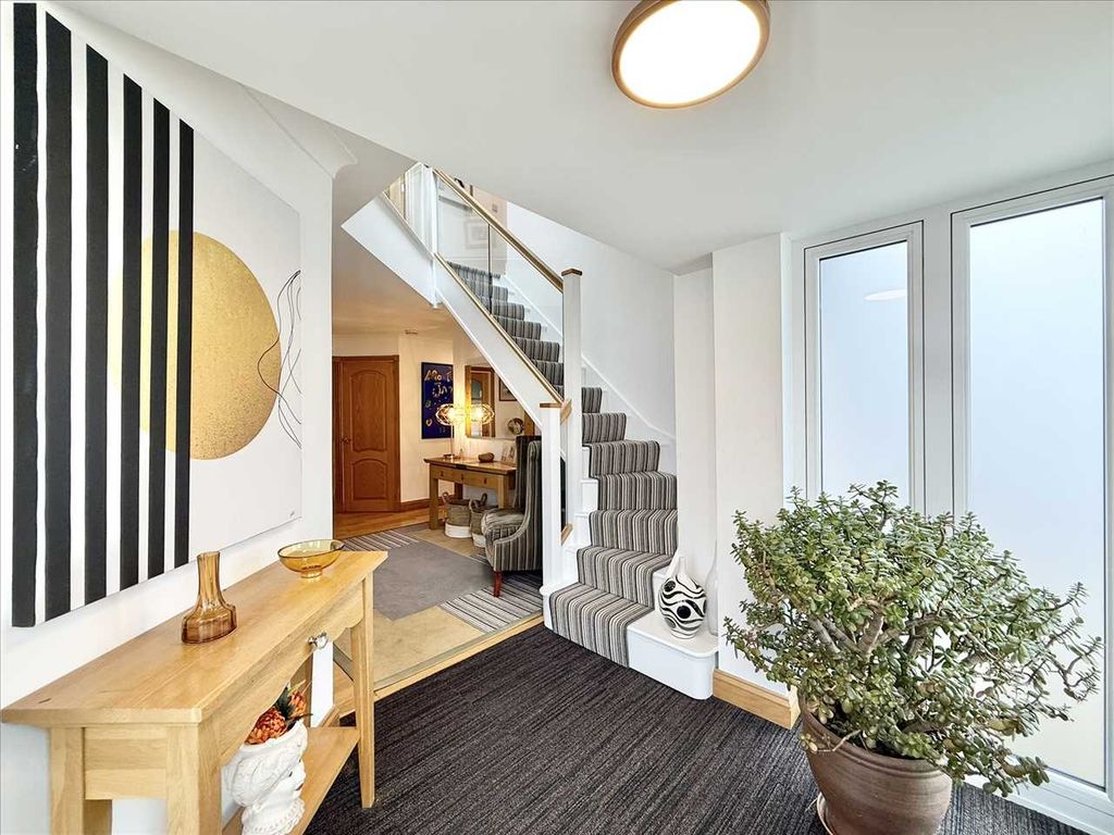 Property photo 3 of 33 Entrance Hallway