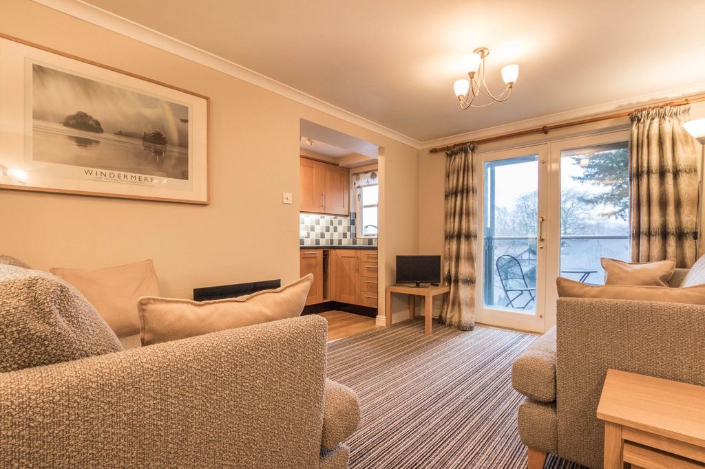 Property photo 3 of 10 Sitting/Dining Room