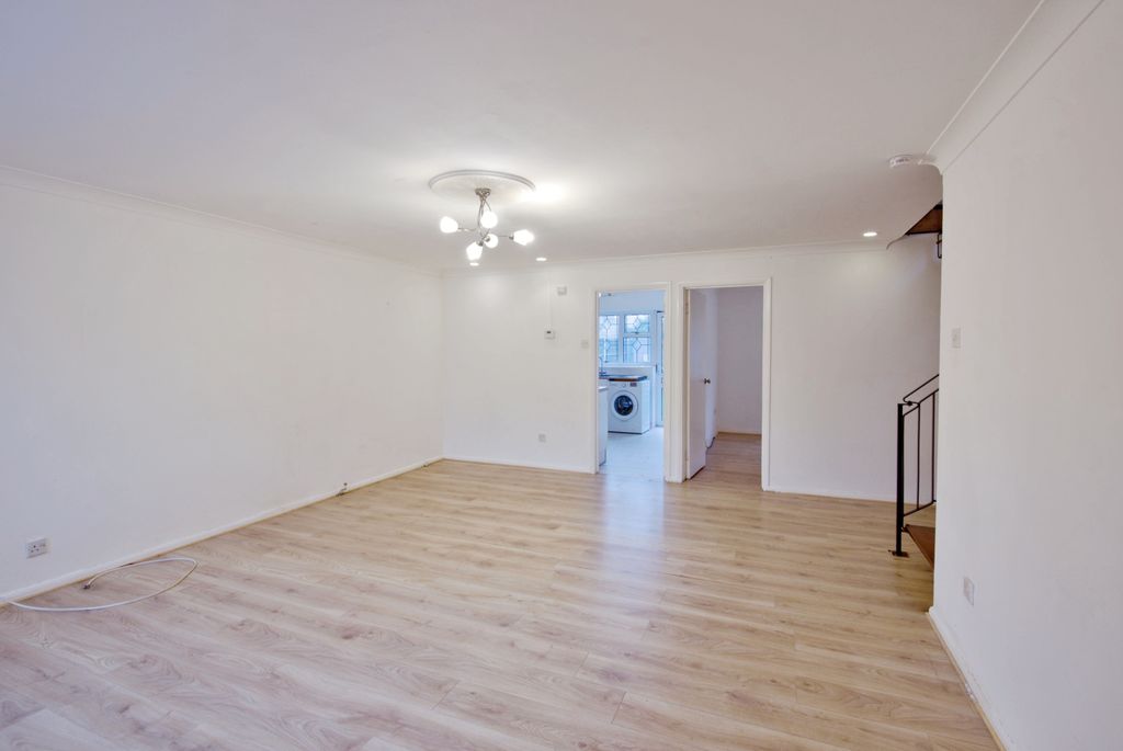 Property photo 3 of 16 Lounge