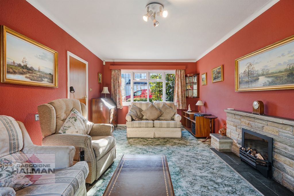 Property photo 3 of 18 Living Room