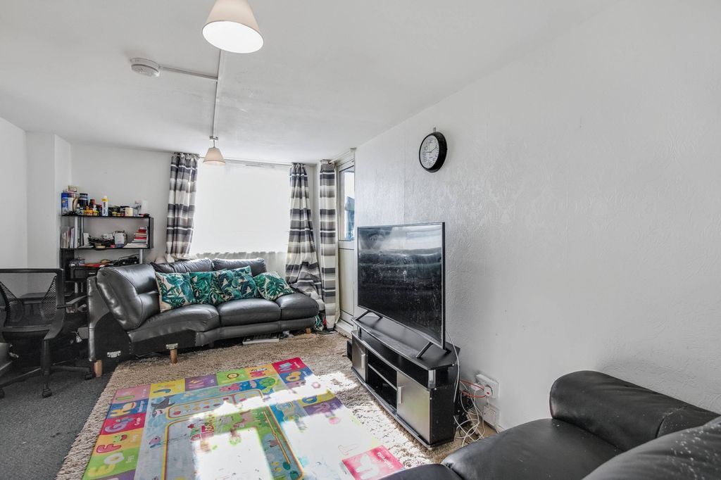 Property photo 2 of 15 Flat 74 Gainsborough House, Ayley Croft, Enfield, Middlesex, En1 1Xz