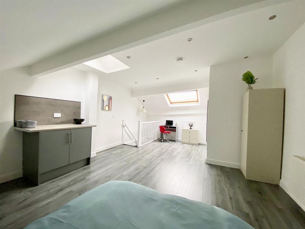 Property photo 1 of 6 Bedroom 5