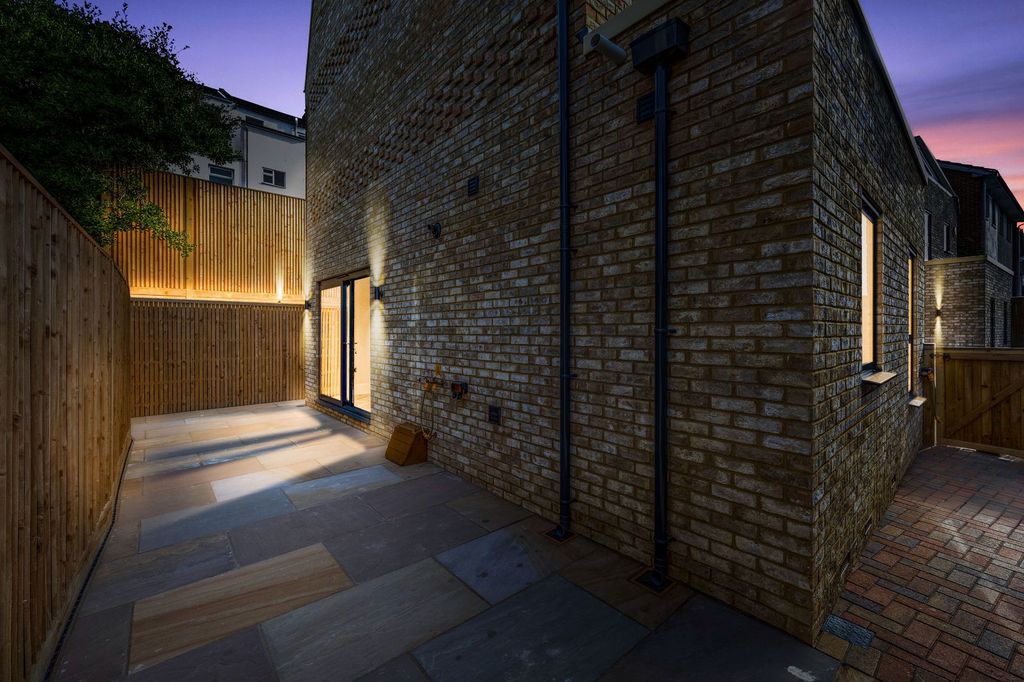 Property photo 2 of 27