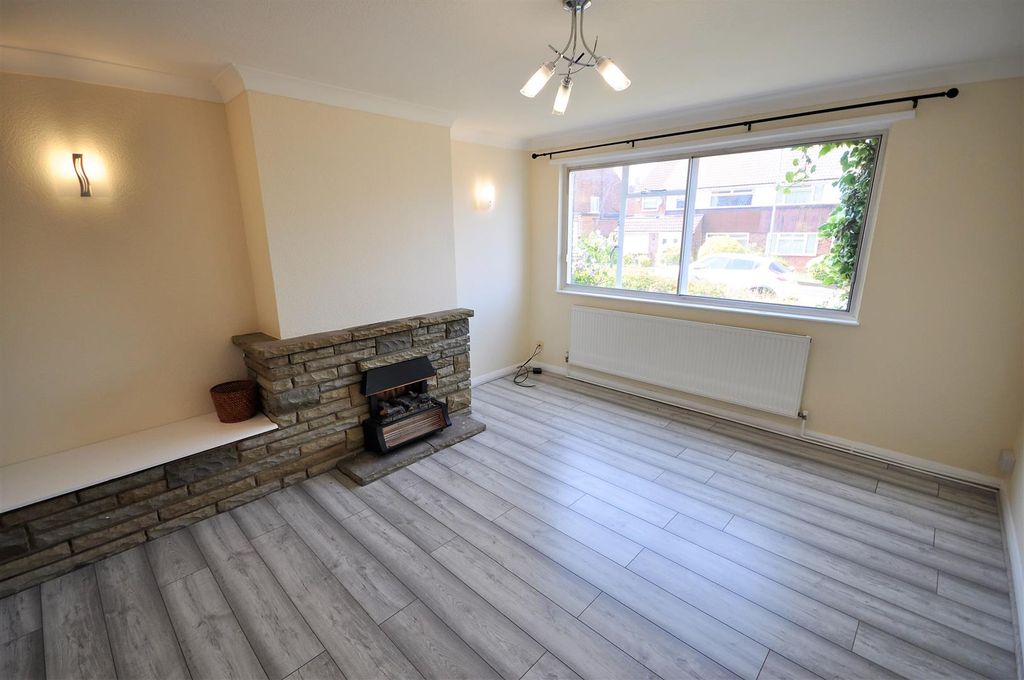 Property photo 3 of 13 Lounge