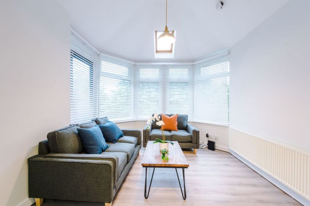 Property photo 1 of 16 30Gg - Living Area