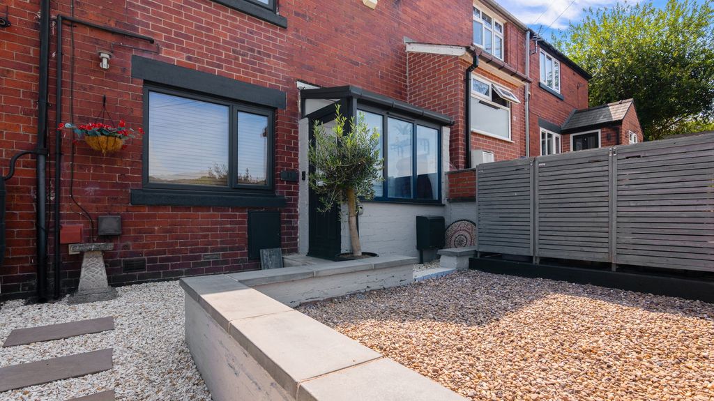 Property photo 2 of 32