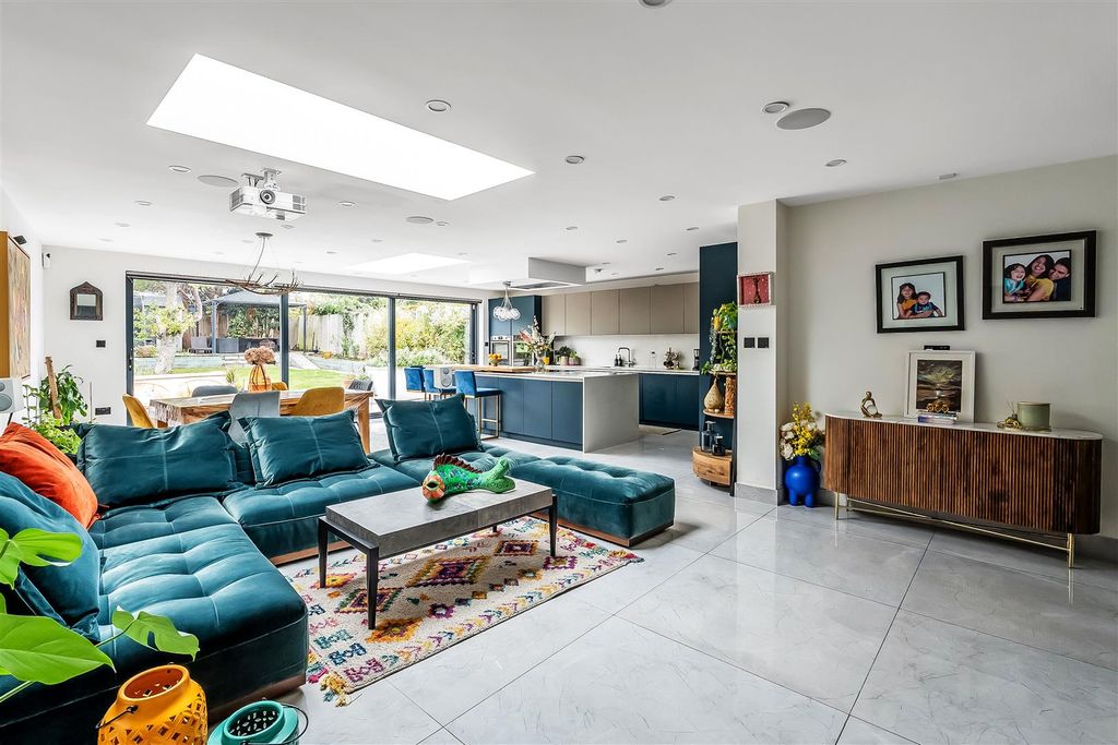 Property photo 2 of 43 71-Stoneleigh-Park-Road-23.Jpg