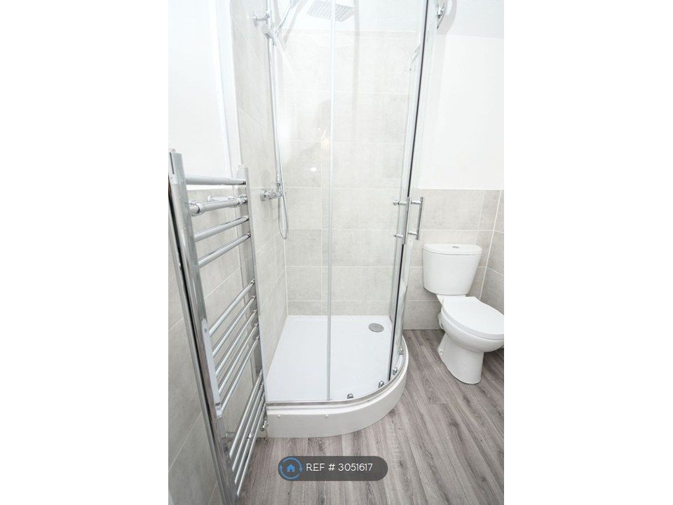Property photo 3 of 7 Shared Bathroom