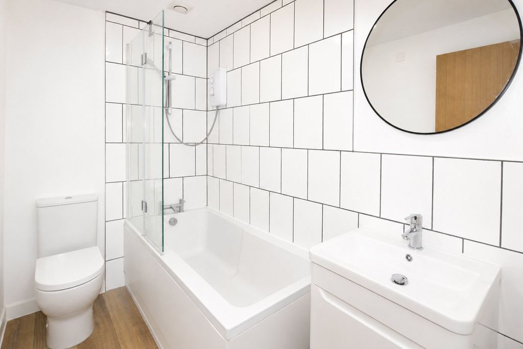Property photo 2 of 8 Bathroom