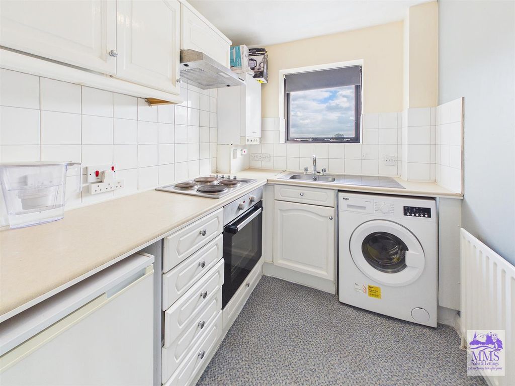 Property photo 2 of 10 Kitchen