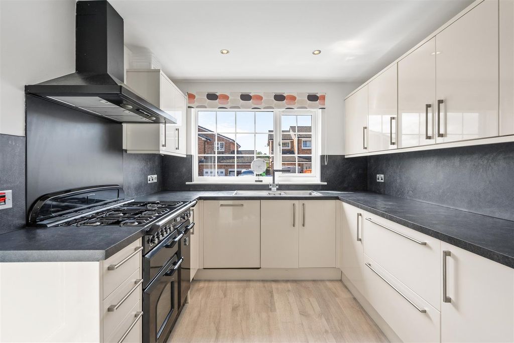 Property photo 3 of 62 75 Martin Brae 24.Jpg
