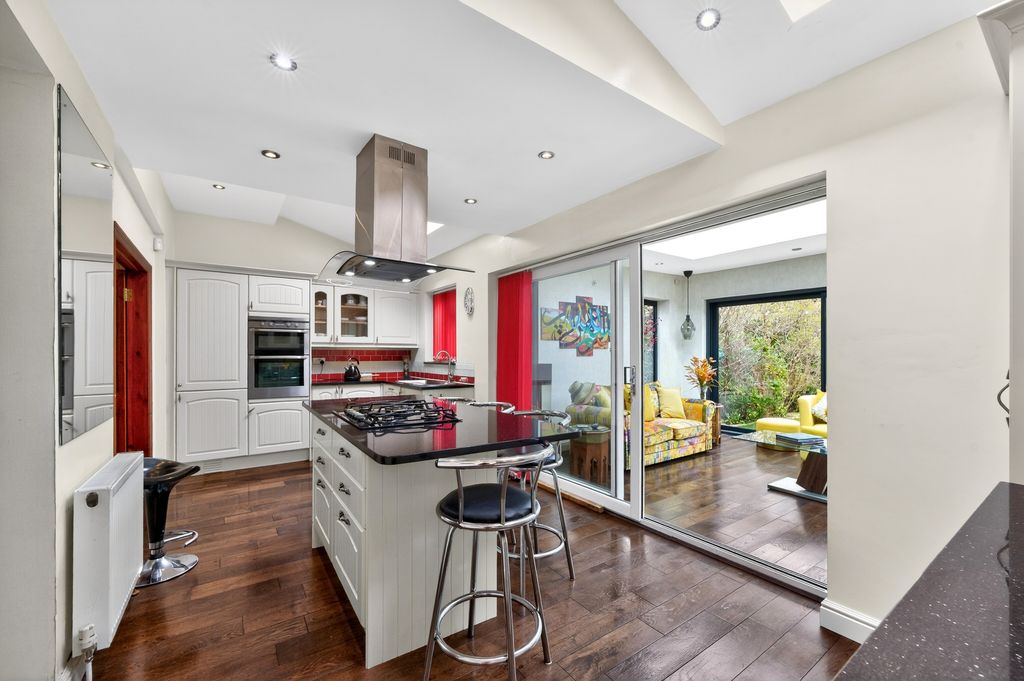 Property photo 2 of 19 Kitchen