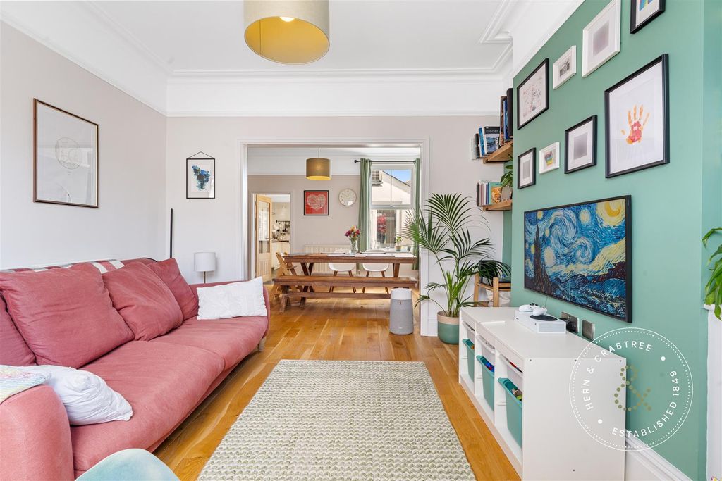 Property photo 3 of 35 Fairwater-Grove-West-7.Jpg