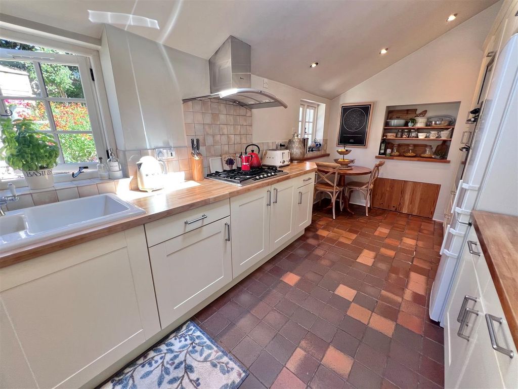 Property photo 3 of 18 Kitchen 6.Jpg