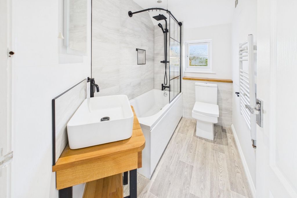 Property photo 3 of 17 Bathroom