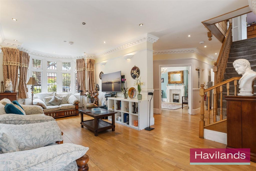 Property photo 3 of 22 The Chine-14.Jpg