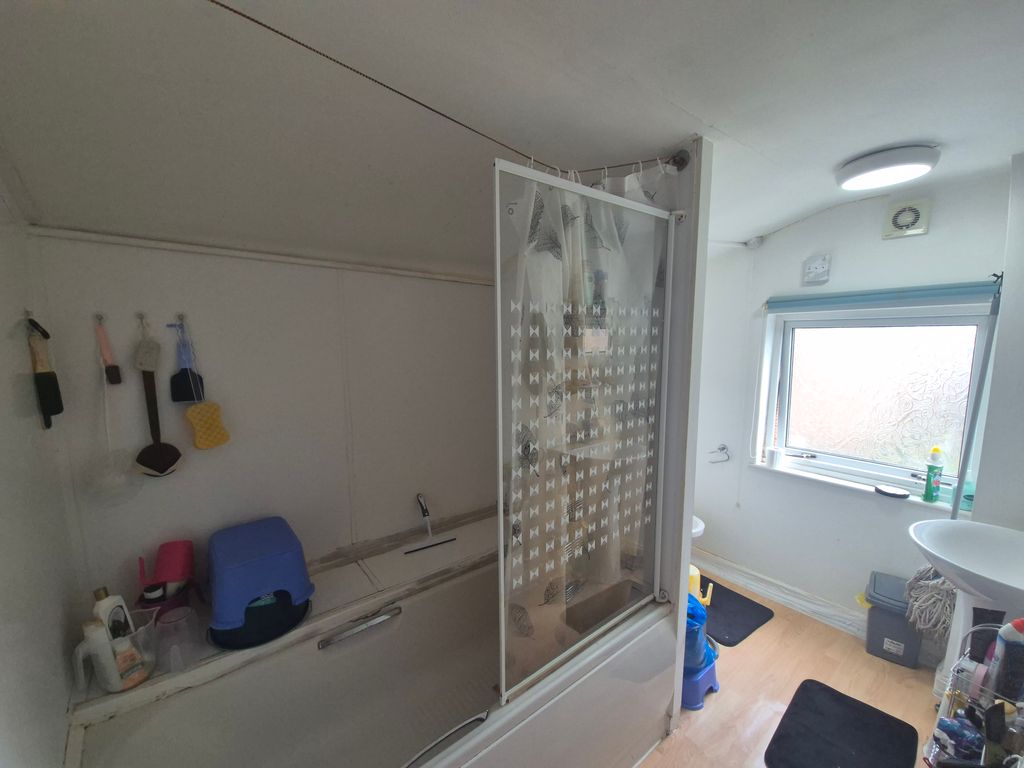 Property photo 2 of 8 Bathroom
