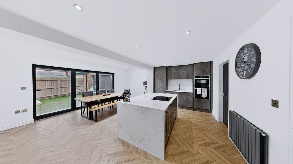 Property photo 3 of 18 Kitchen