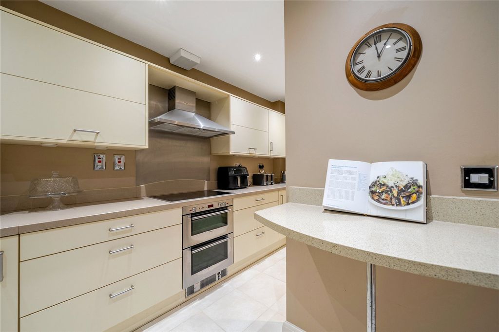 Property photo 3 of 9 Kitchen