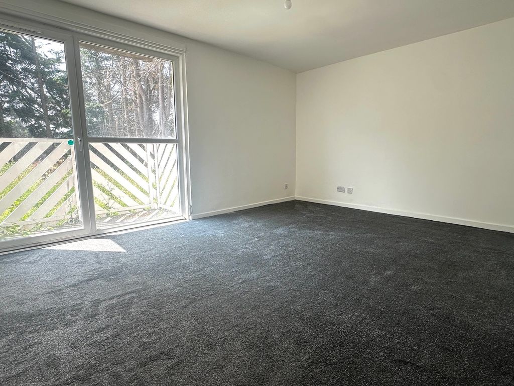 Property photo 2 of 6 Lounge