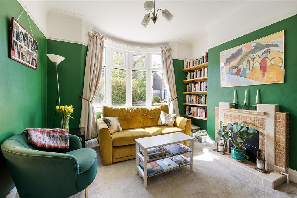 Property photo 3 of 33 St. Johns Road, E17