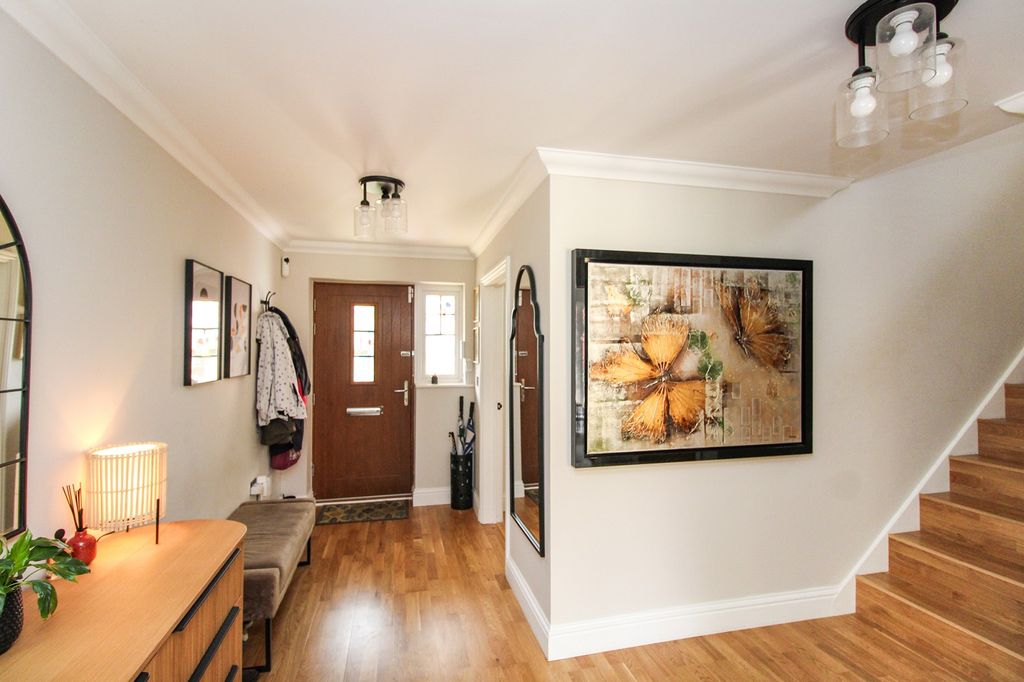 Property photo 2 of 22 Entrance Hall