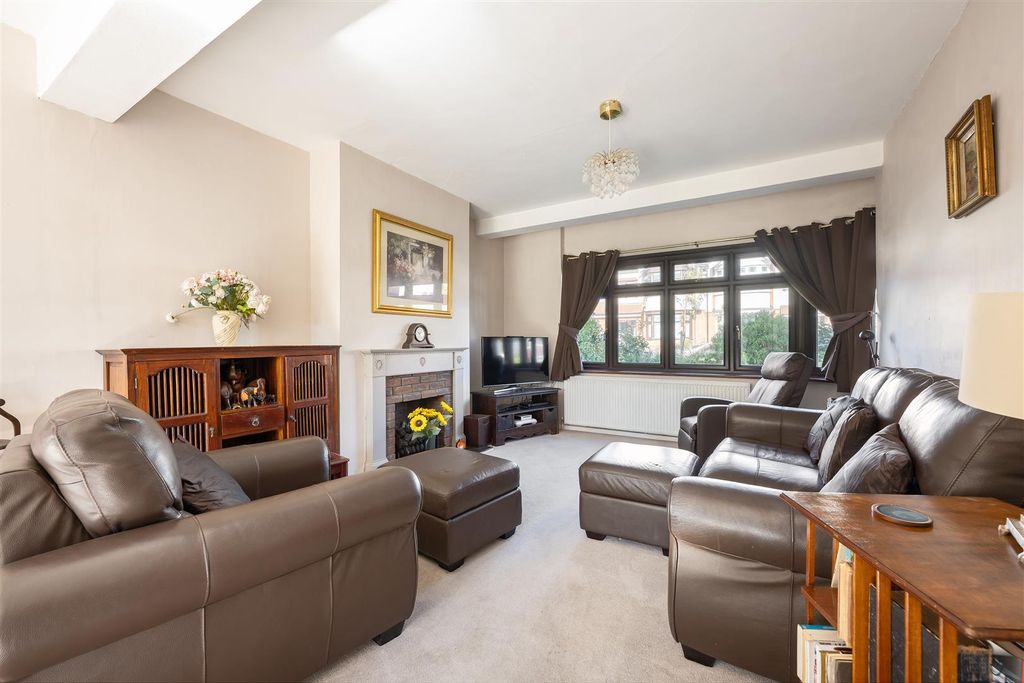 Property photo 3 of 34 Sherwood Avenue, E18