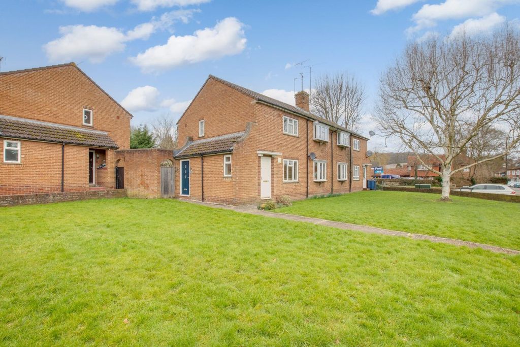 Property photo 1 of 12 Whielden Close