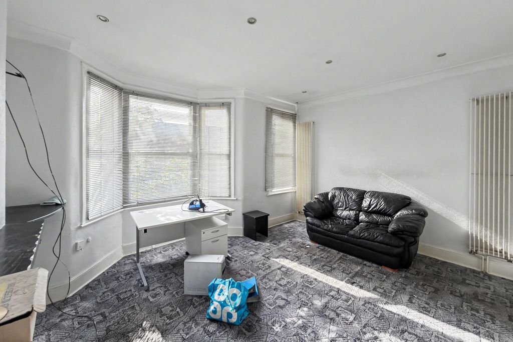 Property photo 3 of 10 91A Little Ilford Lane, Manor Park, London, E12 5Pn