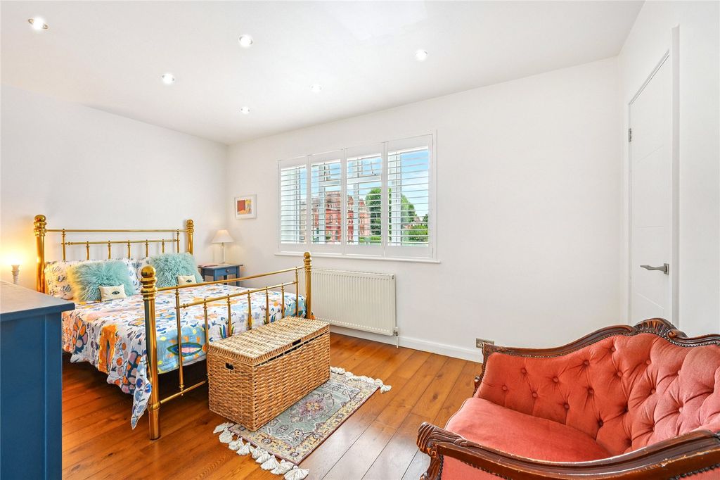 Property photo 2 of 12 Prinicpal Bedroom