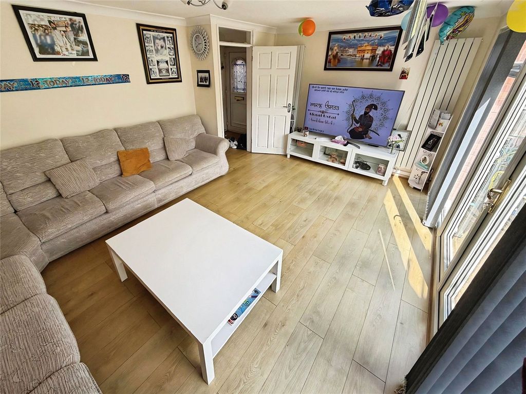 Property photo 3 of 11 Living Room