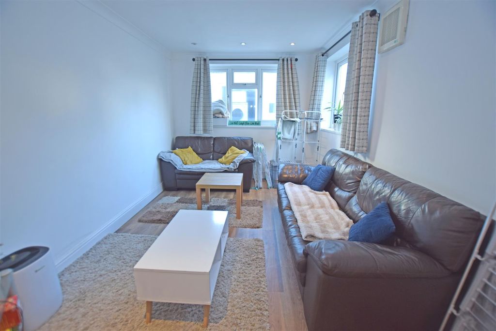 Property photo 3 of 14 Lounge.Jpg