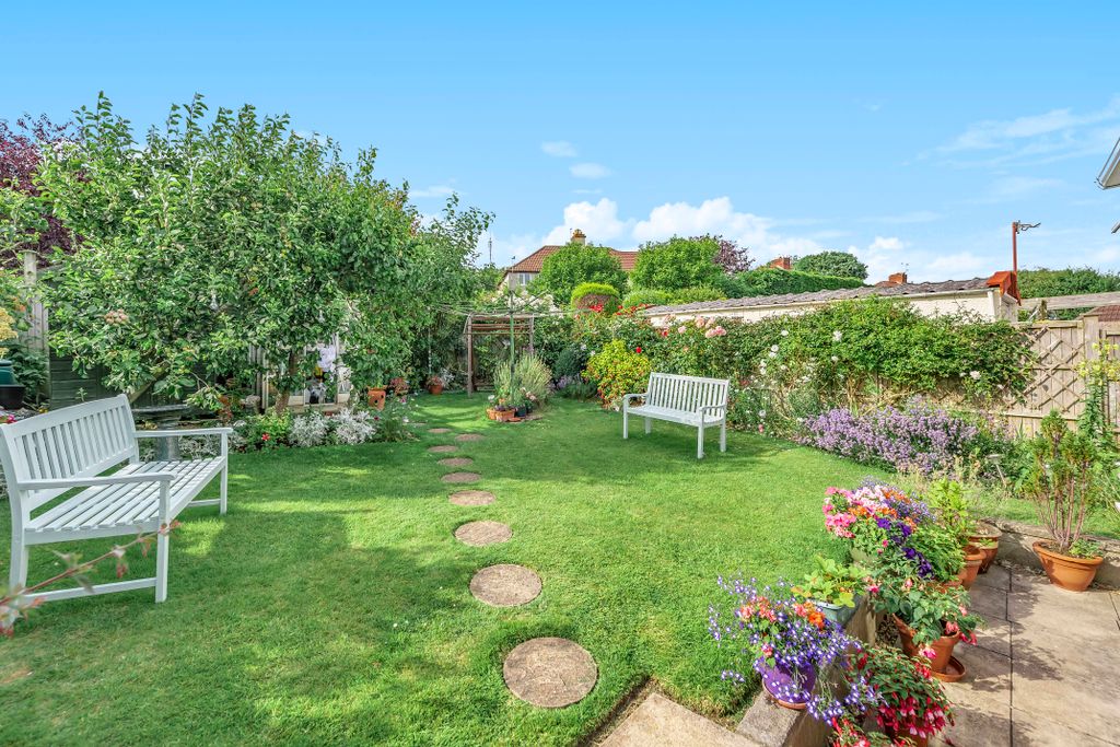 Property photo 2 of 14 Garden