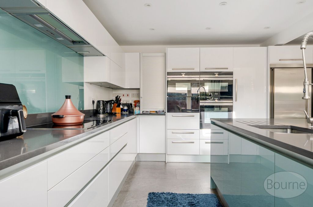 Property photo 3 of 21 c28F0c07-0621-4E9...