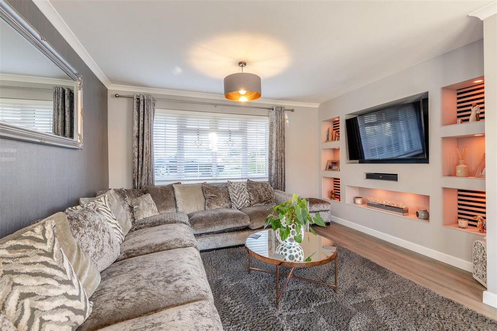 Property photo 3 of 27 8680809-Interior01.Jpg