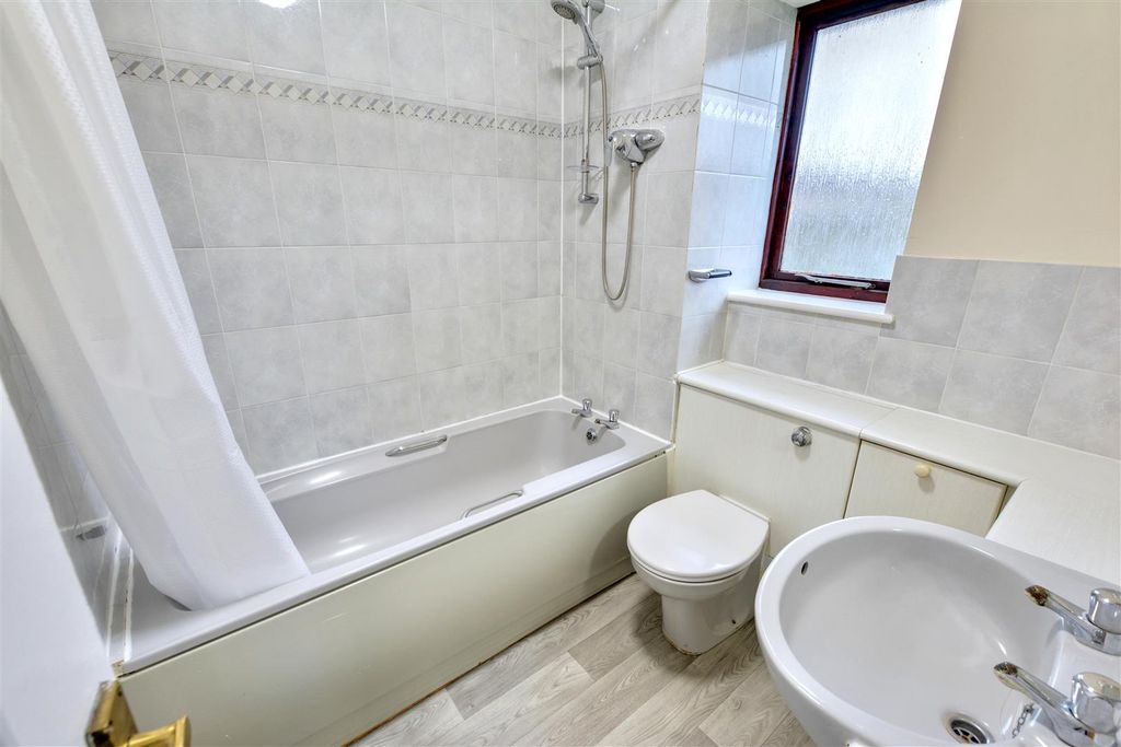 Property photo 3 of 23 Bathroom