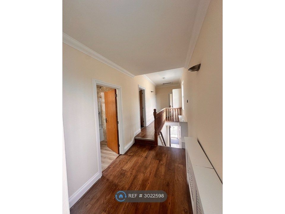 Property photo 2 of 8 Hallway