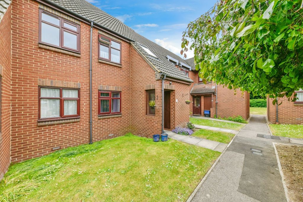 Property photo 1 of 18 Lounge