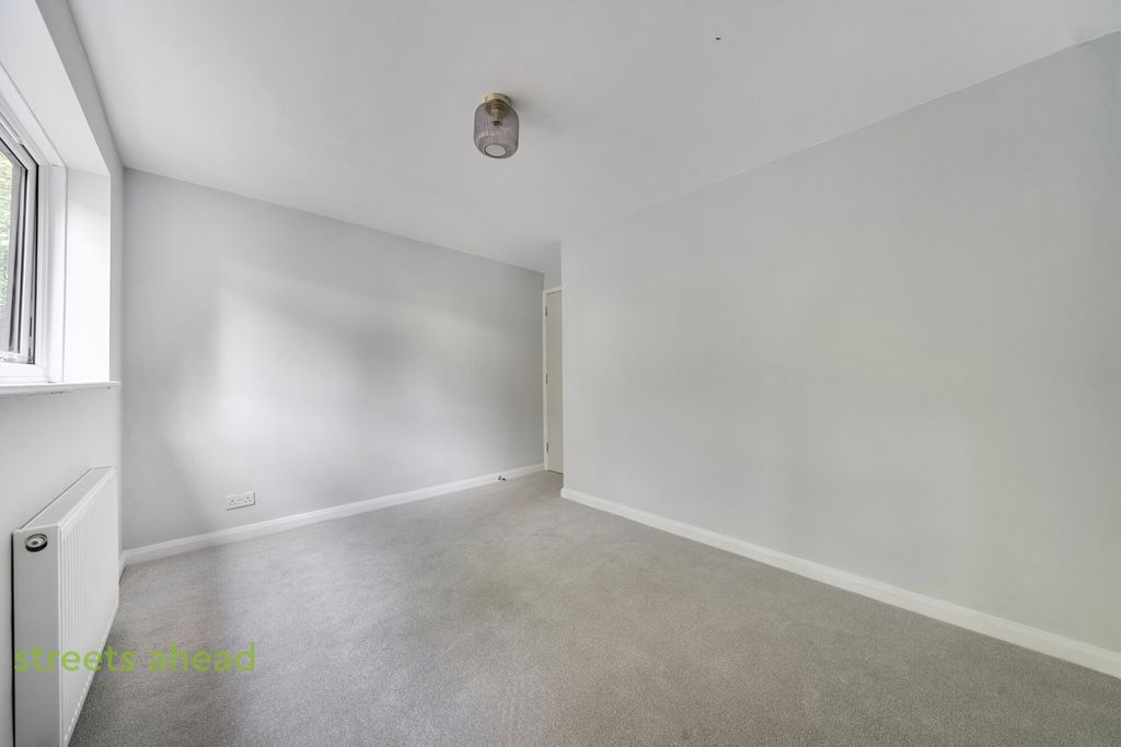 Property photo 3 of 14 371Feb02-1E4c-4ee...