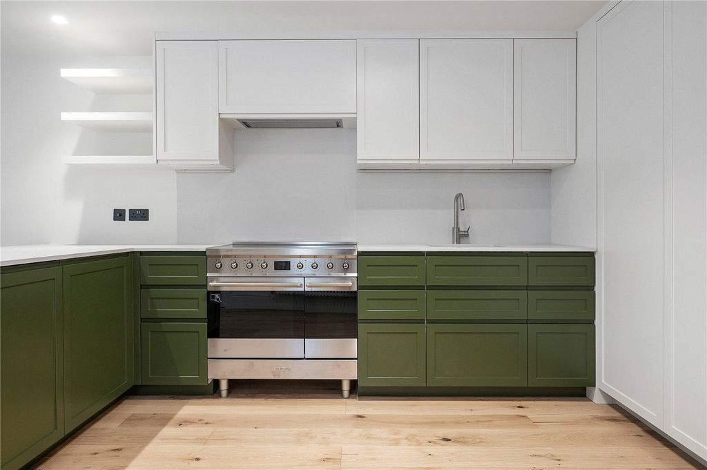 Property photo 3 of 31 Kitchen