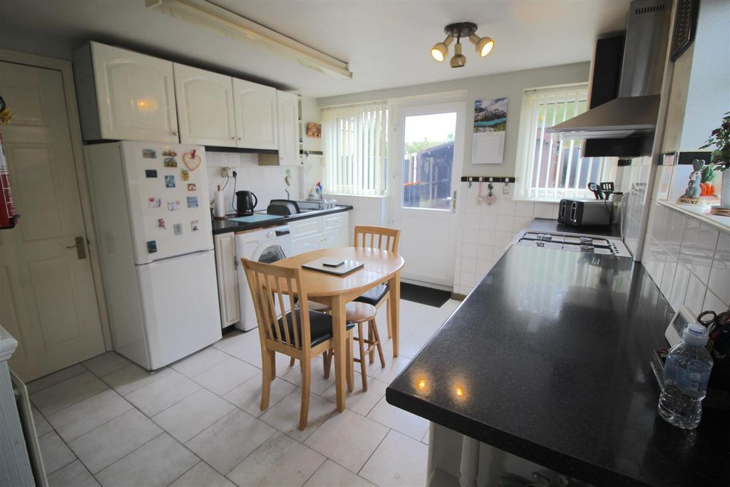 Property photo 3 of 11 Kitchen