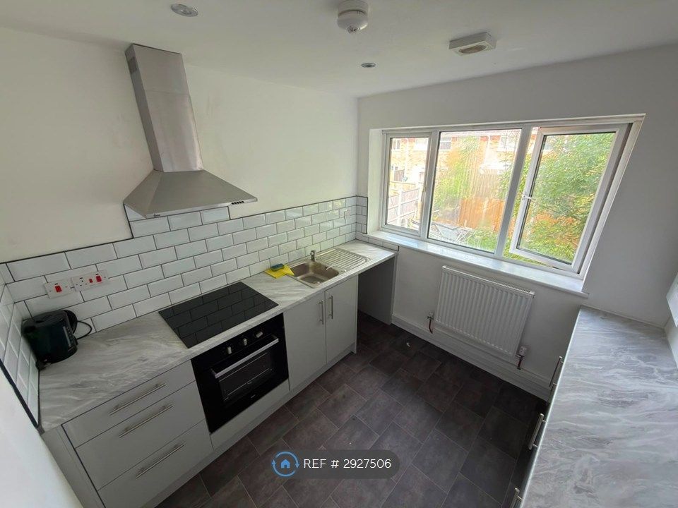 Property photo 1 of 11 Kitchen